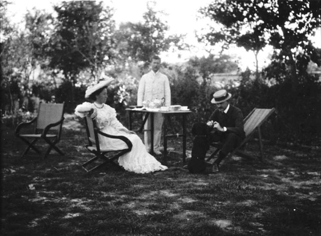 Photograph of Doughty-Wylie (right) and his wife Lilian (left) in Consulate Gardens of Konya, Turkey, May 1907